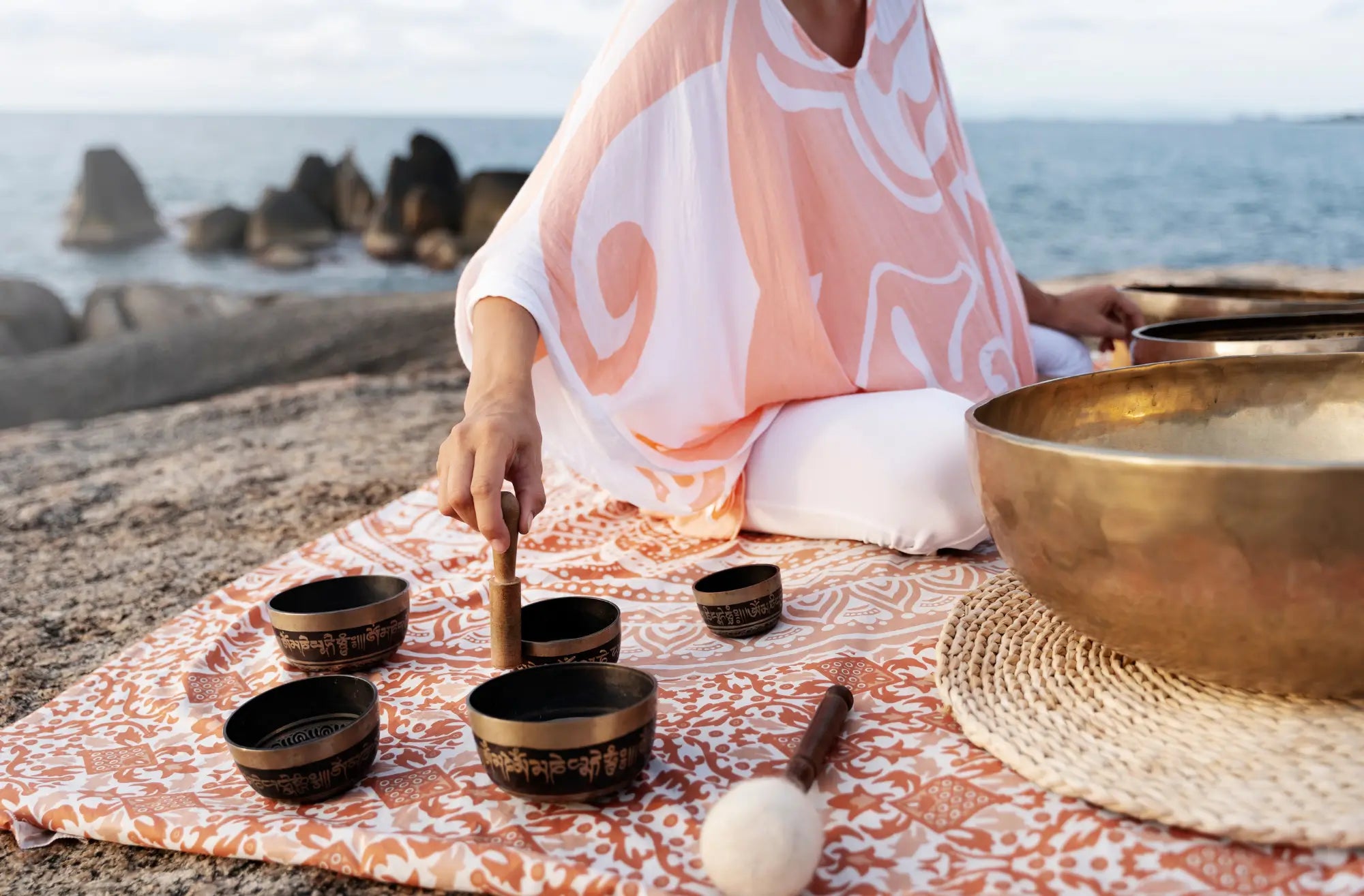 Gennem årtusinder er lyd blevet anvendt til at skabe healing, harmoni og indre ro, og inden for chakraforståelsen tillægges vibrationer stor betydning, da hvert chakra menes at bære sin egen unikke energi-frekvens