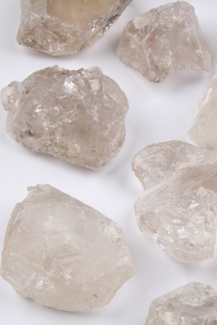 Rå bjergkrystal er en kraftfuld krystal, der værdsættes af mange for sine spirituelle egenskaber og anvendelser.