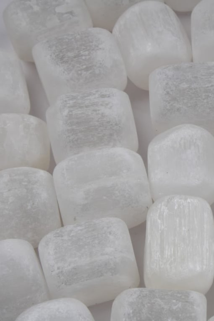 Selenit symboliserer renhed, klarhed og spirituel forbindelse.