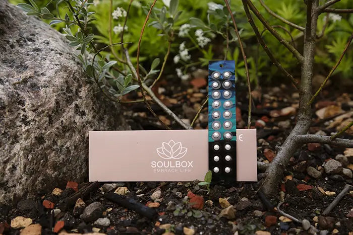 Ørefrø med perler i naturen