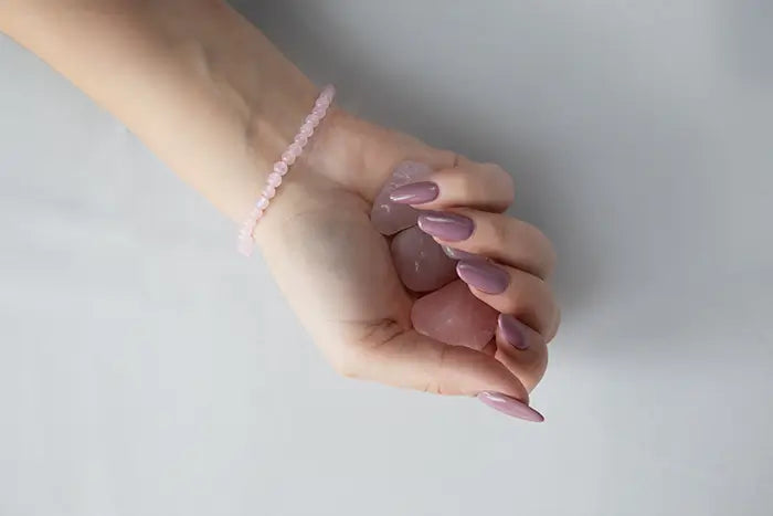 Delikat armbånd med 4 mm rosakvarts perler – symbol på kærlighed og følelsesmæssig healing