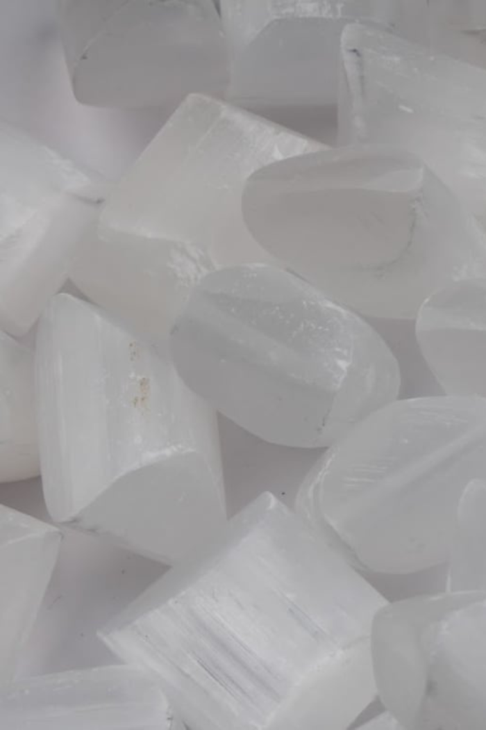 Rå selenit er især kendt for sin høje vibration og evne til at rense energi.